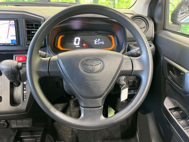 �C���e���A�ɍ��킹���f�U�C���̃X�e�A�����O�́A�^�]�������̂��Ƃ��l���A�^�]���₷���`��A�傫���ł��B�����x�A���ۂɐG���Ă��m���߂��������B