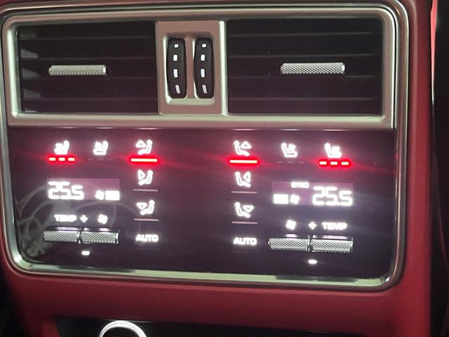 ●全席シートヒーター:高級感あふれるレザーシートに、前席・後席にシートヒーターを搭載しております。