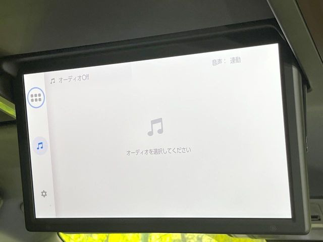 【リヤエンターテインメントシステム】後席にお座りの方も大満足の、人気メーカーオプションを装備。専用の音響システムと、大画面のモニターで移動中もDVD等をお楽しみいただけます。