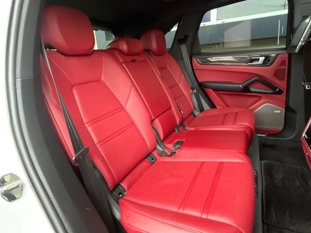 ●後部座席も気になるようなキズ・汚れやへたり等、大きなダメージはなく、良好な状態です。