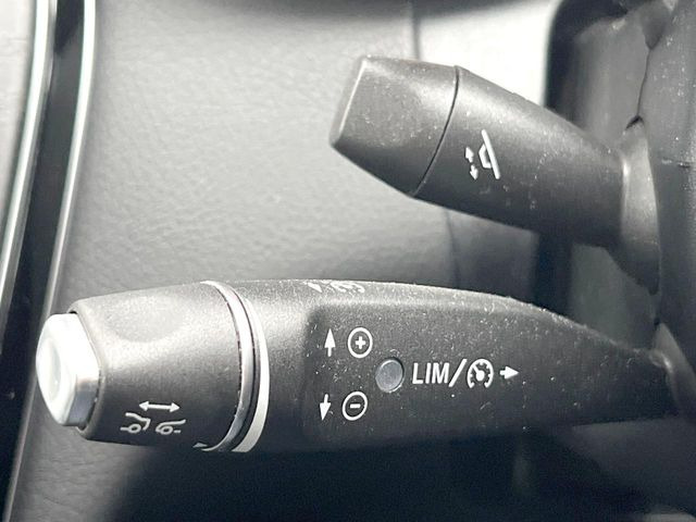 ●ディスタンスパイロットディストロニック:都市、郊外、高速道路などの走行時に、ステレオマルチパーパスカメラとレーダーセンサーにより、前走車を認識して速度に応じた車間距離を維持する次世代のクルコン!