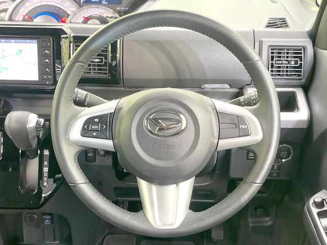 インテリアに合わせたデザインのステアリングは、運転される方のことも考え、運転しやすい形状、大きさです。是非一度、実際に触ってお確かめください。