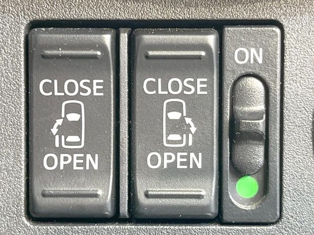 【両側パワースライドドア】スマートキーや運転席のスイッチで後席両側スライドドアの開閉が可能♪電動だから力を入れてドアを開ける必要が無く、小さなお子様でも簡単に開け閉めでき快適です♪