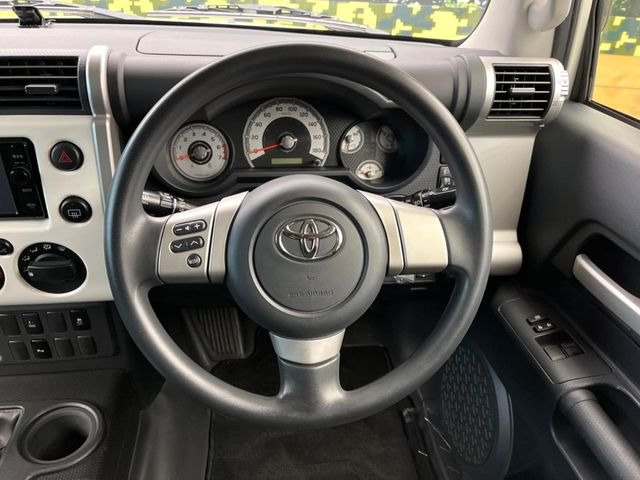 �C���e���A�ɍ��킹���f�U�C���̃X�e�A�����O�́A�^�]�������̂��Ƃ��l���A�^�]���₷���`��A�傫���ł��B�����x�A���ۂɐG���Ă��m���߂��������B