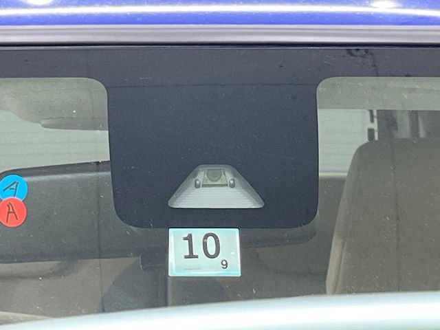 【衝突軽減装置】走行中に前方の車両等を認識し、衝突しそうな時は警報とブレーキで衝突回避と被害軽減をアシスト。より安全にドライブをお楽しみいただけます。