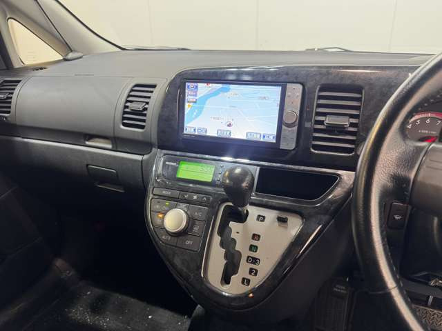 ☆納車までに車両美装など専任スタッフが作業いたします☆ 内装はスチーム洗浄をはじめ、できるだけ気分よくお乗りいただけるよう美装いたします!外装は機械で磨きをかけて、ワックスコーティングをかけています。