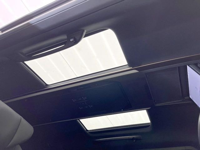 【左右独立ムーンルーフ】2列目左右席にそれぞれ配置されたガラスルーフ!日差しに合わせて片側だけシェードを閉めることも可能です!