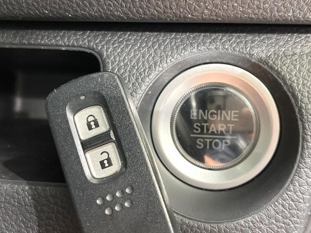 �yHonda�X�}�[�g�L�[�z�J�o����|�P�b�g�ɓ��ꂽ�܂܂ł��h�A�̎{���E�������\�ȃX�}�[�g�L�[�𑕔��B�G���W���̃I���E�I�t�����J�M�����o���K�v����������Ƃ��Ă��֗��ł���