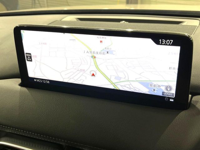 【10.25インチマツダコネクト】車内の雰囲気にマッチした大型ディスプレイ。スマホ接続でのナビ使用やBluetooth再生等、様々な機能が楽しめます。直感的なダイヤル操作が可能で、使い勝手も良好です。