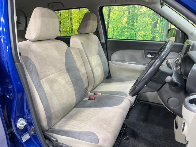 運転席シート廻りは使用感も少なく、良好な状態となっています。前オーナー様が丁寧に使っていたことがよくわかりますね。