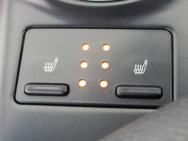 シートヒーターを装備しています!高級車ならではの装備です!シートが暖まりますので、寒い冬場も快適にご乗車頂けます!腰にも優しい!お子様や女性にも嬉しい装備ですね!!