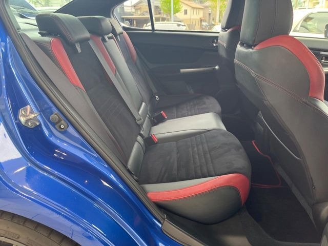 後部座席も気になるようなキズ・汚れやへたり等、大きなダメージはなく、良好な状態です。