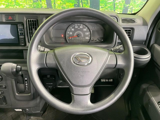 �C���e���A�ɍ��킹���f�U�C���̃X�e�A�����O�́A�^�]�������̂��Ƃ��l���A�^�]���₷���`��A�傫���ł��B�����x�A���ۂɐG���Ă��m���߂��������B