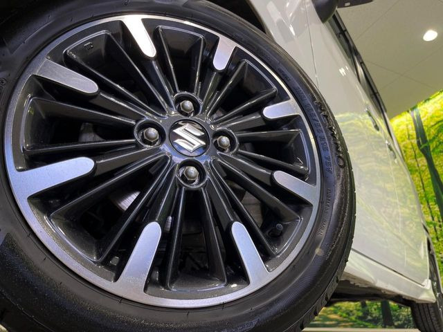 �y����15�C���`�A���~�z�C�[���z�O�ςɃ}�b�`���������A���~�z�C�[���𑕒����Ă���܂��B�e��ЊO�A���~�z�C�[����A�X�^�b�h���X�^�C�����戵�����Ă���܂��B���񂲑��k����������