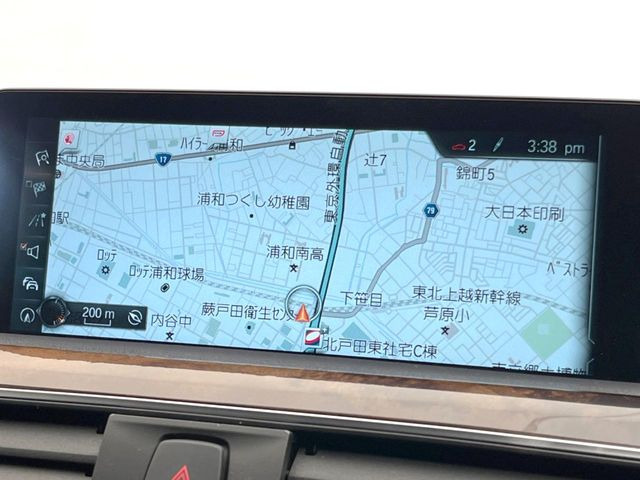 ��BMW�����i�r:��̊��̂���i�r�́A����������ԓ������o���Ă���܂��BBluetooth�Đ��ȂǃI�[�f�B�I�@�\���[�����Ă���܂��̂ŁA�^�]�����y���߂܂���