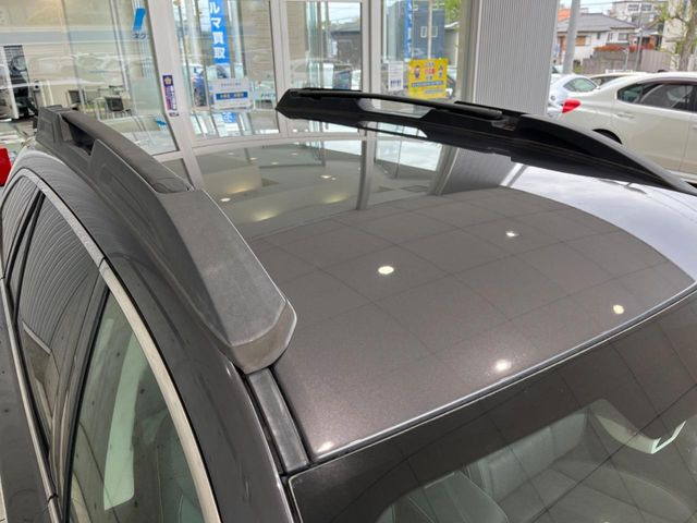 【ルーフレール】外観の魅力を引き立てるとともに、ウィンタースポーツや釣り、ロードバイク等で使う各種ギアを積むキャリア取り付けベースに!アクティブなカーライフを楽しむには必須の装備ですね!