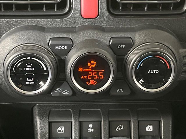 【オートエアコン】一度お好みの温度に設定すれば、車内の温度を検知し風量や温度を自動で調整。暑い&hellip;寒い&hellip;と何度もスイッチ操作をする必要はありません。快適な車内空間には必須の機能ですね♪