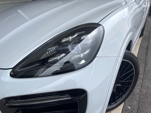 ●LEDヘッドライト:夜間走行時も良好な視界を確保し安心して運転できる高輝度LEDヘッドライトを装備!点灯速度が早く、消費電力も抑えられています。