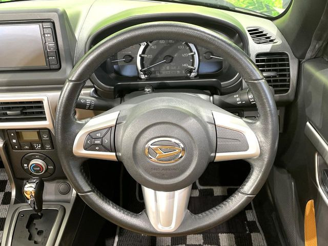 インテリアに合わせたデザインのステアリングは、運転される方のことも考え、運転しやすい形状、大きさです。是非一度、実際に触ってお確かめください。