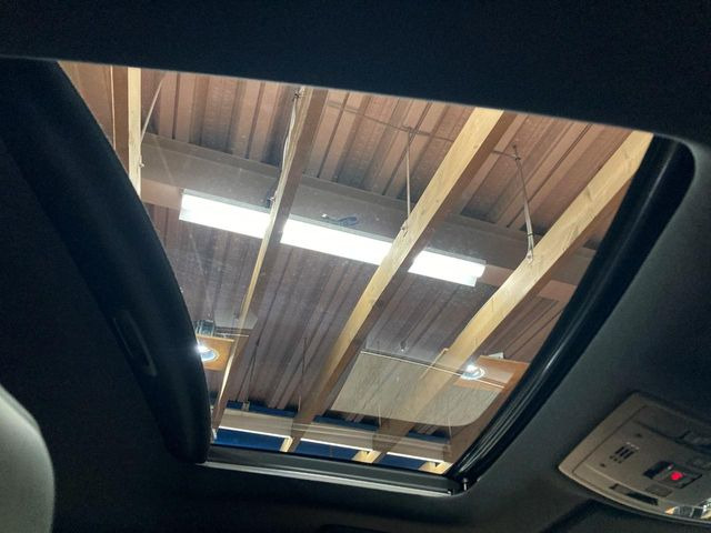 【サンルーフ】開放感たっぷりの希少装備、サンルーフが装着されています!車内に明かりを取り入れたり景色を楽しむ以外にも、車内の空気も簡単に換気できて快適です!