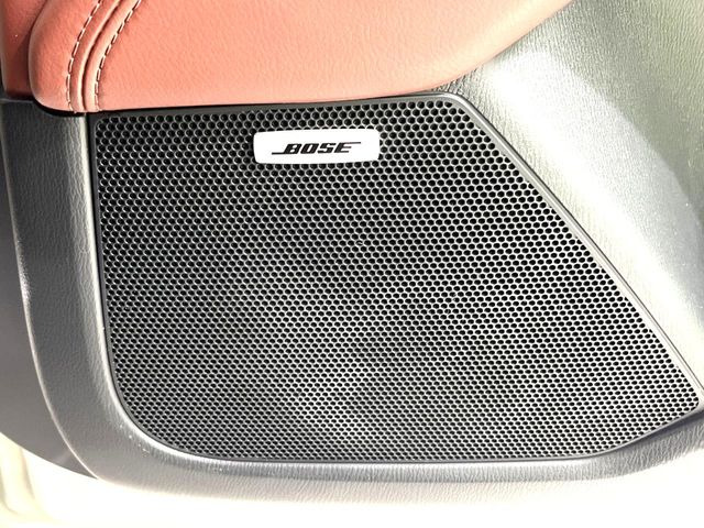 【BOSEサウンドシステム】メーカーオプションの高品位サウンドシステムを搭載。専用のチューニングが施された大小様々なスピーカーから良質なサウンドが奏でられ、臨場感あふれる音響空間を演出します。