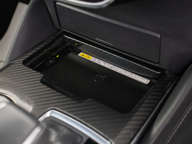 【置くだけ充電器】搭載車両です!!ケーブル要らずで置くだけで充電できる人気の装備です!!