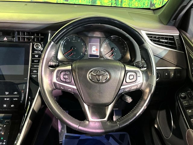 �C���e���A�ɍ��킹���f�U�C���̃X�e�A�����O�́A�^�]�������̂��Ƃ��l���A�^�]���₷���`��A�傫���ł��B�����x�A���ۂɐG���Ă��m���߂��������B