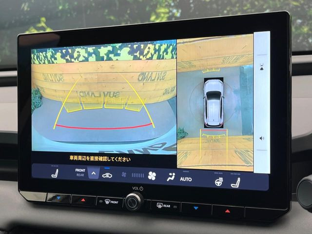 �y�}���`�e���C�����j�^�[�z�Ԃ̃t�����g��T�C�h�̃J�����摜�𓯎��Ƀ��j�^�[�\�����邱�ƂŁA���H�⋷�����𑖍s���ł����͂̏󋵊m�F���ł����S!�{�iSUV�ɂ��ꂵ�������ł���