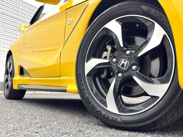 �y����16�C���`�A���~�z�C�[���z�O�ςɃ}�b�`���������A���~�z�C�[���𑕒����Ă���܂��B�e��ЊO�A���~�z�C�[����A�X�^�b�h���X�^�C�����戵�����Ă���܂��B���񂲑��k����������