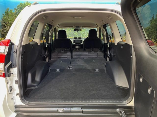 ���i�̂���������ʋ΁A���}���ɏ\���ȉ׎��X�y�[�X���m�ۂ��Ă���܂��B�Z�J���h�V�[�g��|���ƁA�傫�ȉו��̐ύڂ��\�ł���