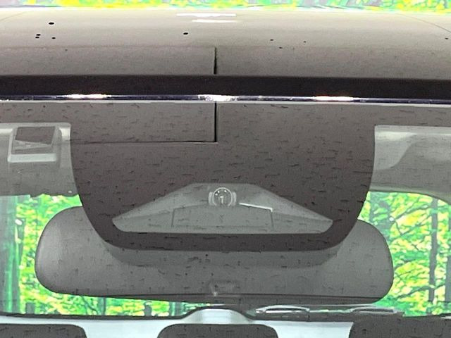 【ホンダセンシング】走行中に前方の車両等を認識し、衝突しそうな時は警報とブレーキで衝突回避と被害軽減をアシスト。より安全にドライブをお楽しみいただけます。