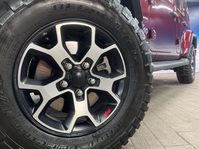 ●17インチアルミホイール:輸入車ならではの卓越した走りを支えるホイールと足回りです!日本車の走りに慣れている方にもぜひ体感して頂きたいほど、高いレベルでまとまっています!