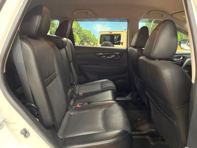 広々とした2列目シートは居住性が高く、居心地も快適!友達や家族とのお出かけにぴったりです。ベビーシートやチャイルドシート使用時も快適にお過ごしいただける十分な空間を確保しています。