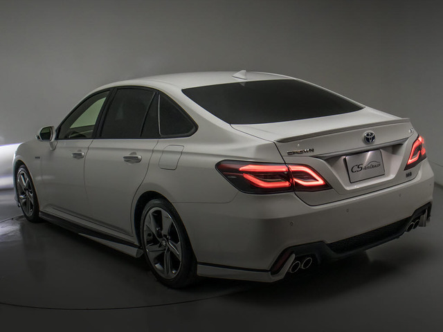 個性的なリアビューで御座います。精悍な佇まいは高級車ならではです。