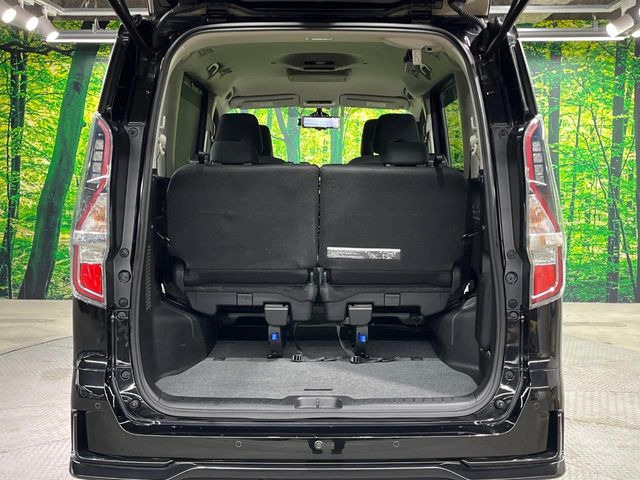 ���i�̂���������ʋ΁A���}���ɏ\���ȉ׎��X�y�[�X���m�ۂ��Ă���܂��B�Z�J���h�V�[�g��|���ƁA�傫�ȉו��̐ύڂ��\�ł���