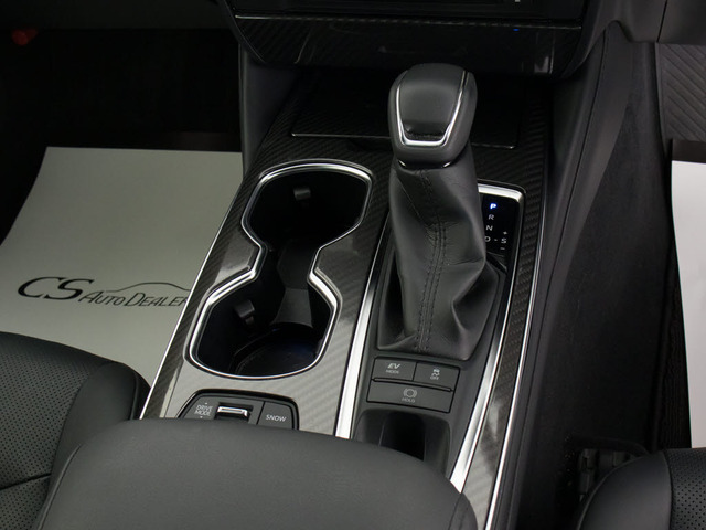 シフト周りです。スッキリとしつつも高級感や操作性を損なわない作りとなって参ります。