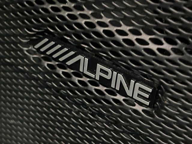 ●ALPINE製プレミアムスピーカー:モデル毎に最適な調整が施された、人気のサウンドシステムです。通常のスピーカーと比較しても音の広がりが感じられます。是非ご来店の上ご体感ください。