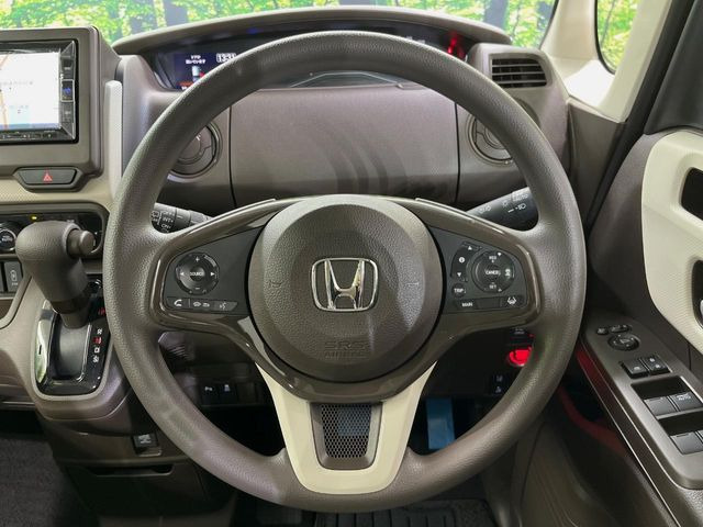 �C���e���A�ɍ��킹���f�U�C���̃X�e�A�����O�́A�^�]�������̂��Ƃ��l���A�^�]���₷���`��A�傫���ł��B�����x�A���ۂɐG���Ă��m���߂��������B