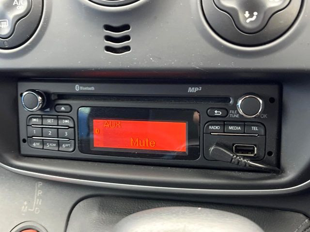 ��Bluetooth:���莝���̃X�}�[�g�t�H���ȂǂƐڑ����A�n���Y�t���[�ʘb��Տꊴ����~���[�W�b�N�Đ������y���݂��������܂��B�����ڑ��ł��̂Ŕς킵��������܂����