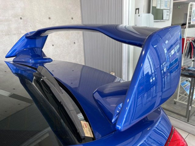 【大型リヤスポイラー】スポーツカーらしさがグッと引き立つ大型リヤスポイラーを装着♪高速走行時のスタビリティ(走行安定性)向上に役立ちます。