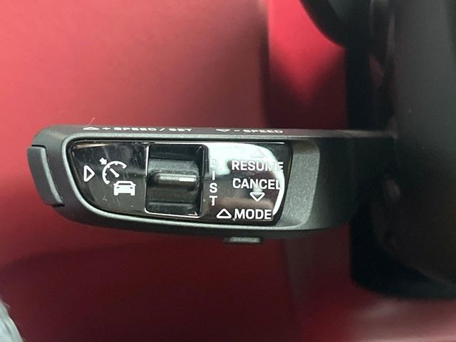 ●レーダークルーズコントロール:前の車との車間距離を一定にとりつつ、一定速度で自動走行してくれる次世代のクルーズコントロール!主に高速道路や自動車専用道路で使用する便利な機能です!