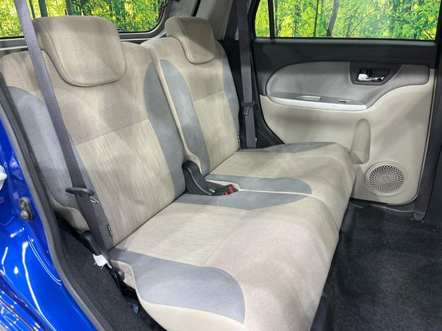 後部座席も気になるようなキズ・汚れやへたり等、大きなダメージはなく、良好な状態です。