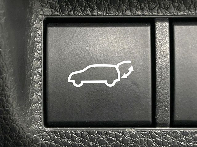 【ハンズフリーパワーバックドア】リアバンパー下部に足先を出し入れするだけでバックドアが自動で開閉♪両手が荷物でふさがっている時でもラクラク開閉操作が行えます!