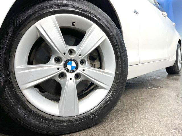 ●純正〇〇インチアルミホイール:輸入車ならではの卓越した走りを支えるホイールと足回りです!日本車の走りに慣れている方にもぜひ体感して頂きたいほど、高いレベルでまとまっています!