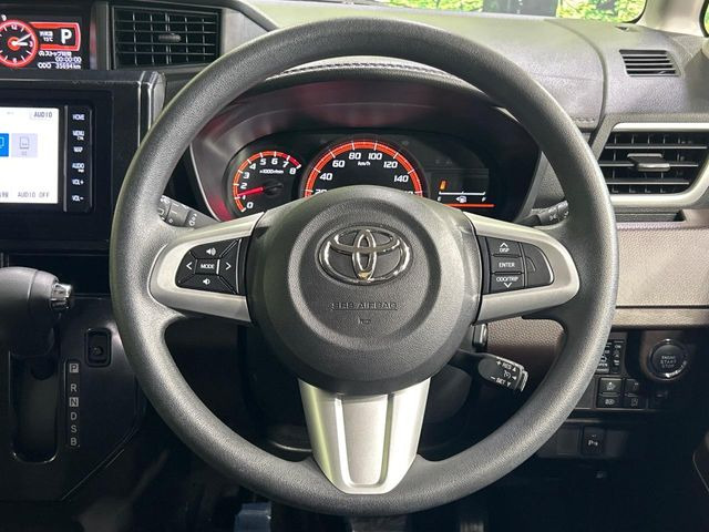 �C���e���A�ɍ��킹���f�U�C���̃X�e�A�����O�́A�^�]�������̂��Ƃ��l���A�^�]���₷���`��A�傫���ł��B�����x�A���ۂɐG���Ă��m���߂��������B