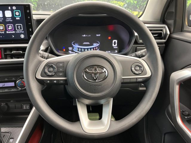 �C���e���A�ɍ��킹���f�U�C���̃X�e�A�����O�́A�^�]�������̂��Ƃ��l���A�^�]���₷���`��A�傫���ł��B�����x�A���ۂɐG���Ă��m���߂��������B