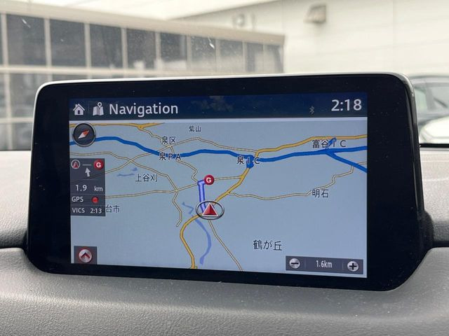 �y8�C���`�}�c�_�R�l�N�g�z�ԓ��̕��͋C�Ƀ}�b�`������^�̃f�B�X�v���C�B�X�}�z�ڑ��ł̃i�r�g�p��Bluetooth�Đ����A�l�X�ȋ@�\���y���߂܂��B�����I�ȃ_�C�������삪�\�ŁA�g��������ǍD�ł��B