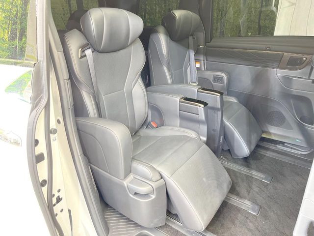 二列目中央はウォークスルーとなっております。二列目と三列目の移動や乗り降りがとっても楽になるので、乗り降りの際もストレスを感じることはありません♪