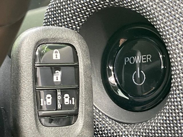 �yHonda�X�}�[�g�L�[�z�J�o����|�P�b�g�ɓ��ꂽ�܂܂ł��h�A�̎{���E�������\�ȃX�}�[�g�L�[�𑕔��B�G���W���̃I���E�I�t�����J�M�����o���K�v����������Ƃ��Ă��֗��ł���