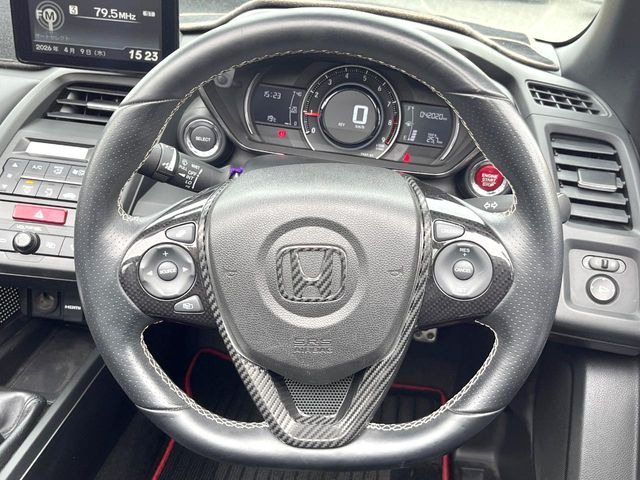 �y�����v�����X�e�A�����O�z�㎿�Ȋv���g�p���邱�ƂŁA��ɂ����������݂ƂĂ��^�]���₷���n���h���ł���